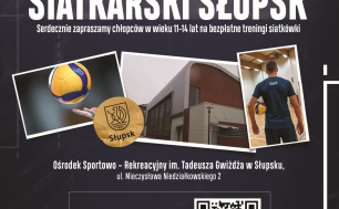 Plakat z trzema fotami i kodem QR. Na fotakch piłka do siatkówki, trener odwrócony plecami i hala w której będą treningi.